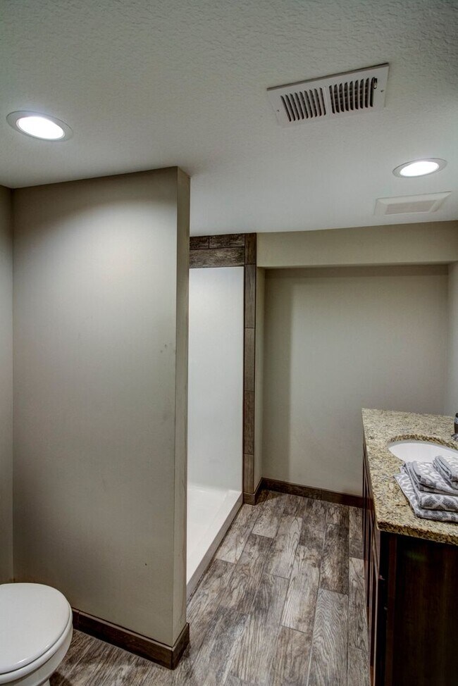 Building Photo - Fully Renovated 5 Bedroom House Close to U...