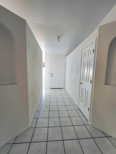 Entryway - 1399 Bentley Blvd