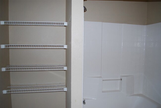Building Photo - 2200 Lookout Ln