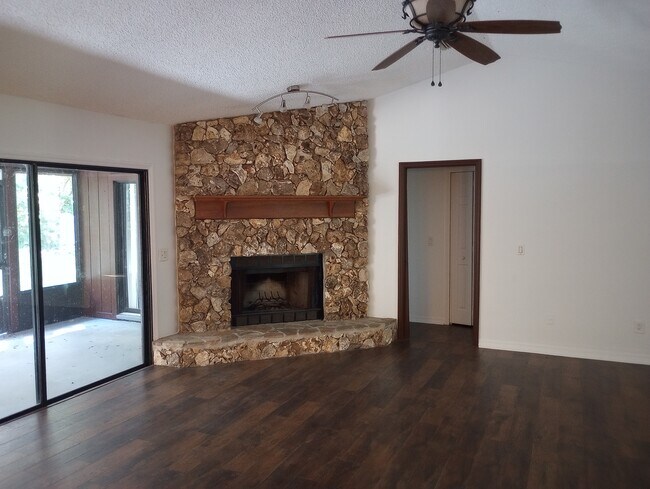 Fireplace & Spacious Living Room - 2063 Penncrest Ct