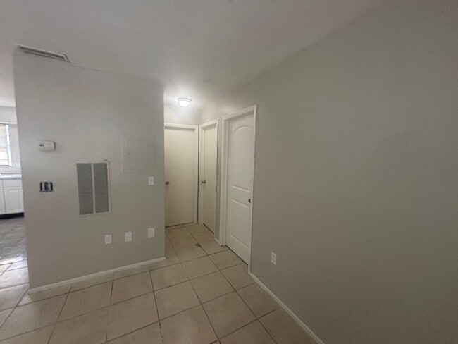 Building Photo - 929 33rd Ave W