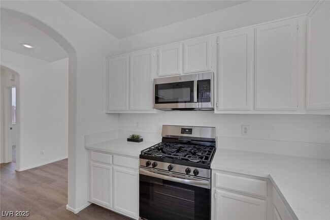 Building Photo - 6520 Lombard Dr