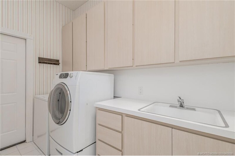 Building Photo - 2102 SW Mayflower Dr