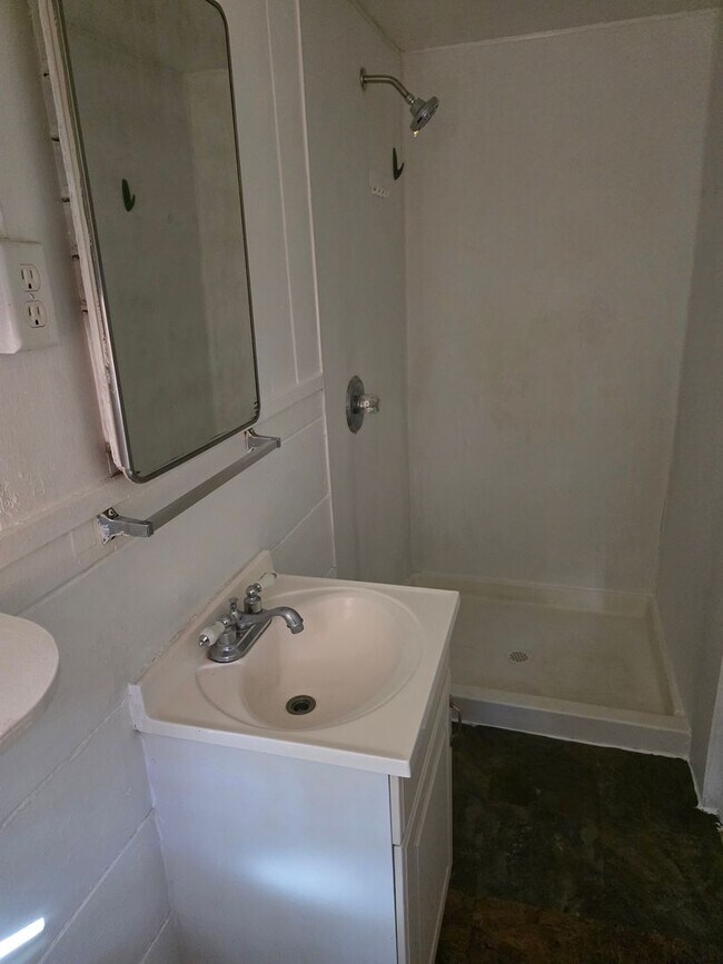 Building Photo - Cute 2 bedroom, 1 bath close to town