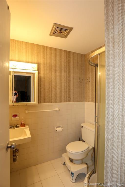 Building Photo - 160 Fairfield Woods Rd