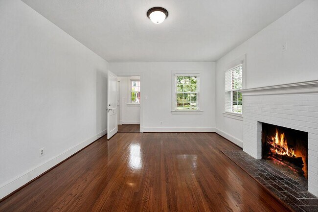 Building Photo - 819 Weedon St