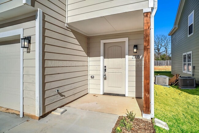 Building Photo - 2735 W Washington St