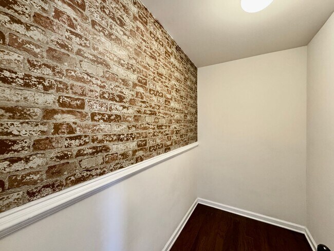 Building Photo - Available 07-08-26! Townhouse w/Garage - Pet Friendly - All Appliances Convey!