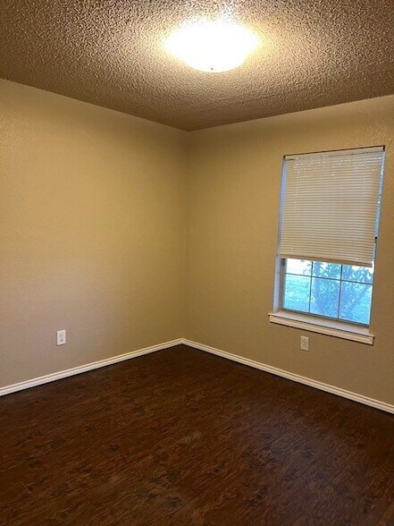 Building Photo - 624 Johnathon Ct