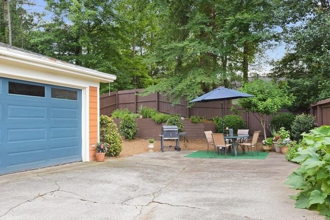 Building Photo - 8900 Carroll Manor Dr