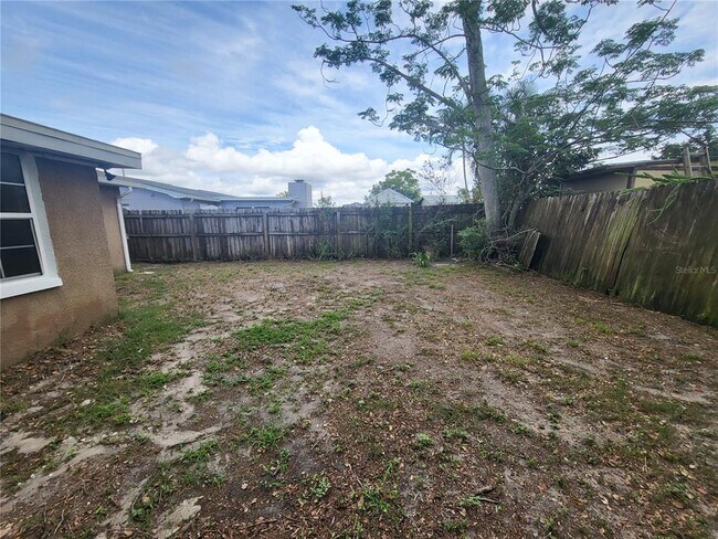 Building Photo - 3136 Huntington Rd