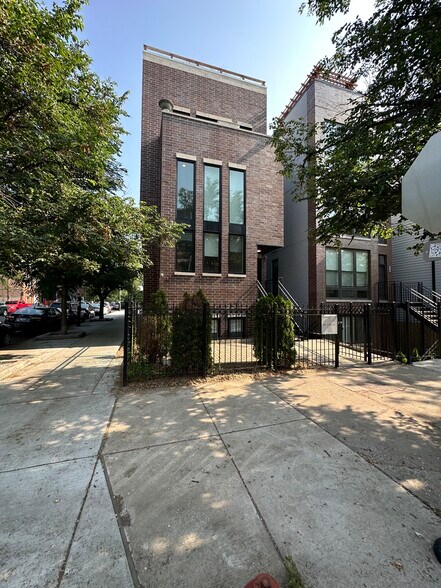 Front Patio/ Entrance - 1758 W Cullerton St