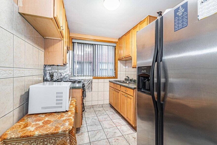 Building Photo - 2245 W Farwell Ave