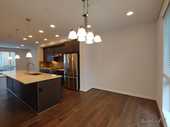 Building Photo - Contemporary Home in Bryant for Rent!