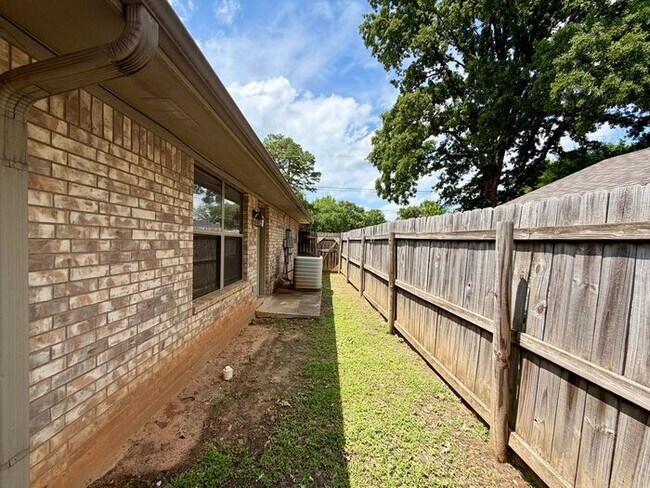 Building Photo - 2 Bedroom, 2 Bathroom Duplex!