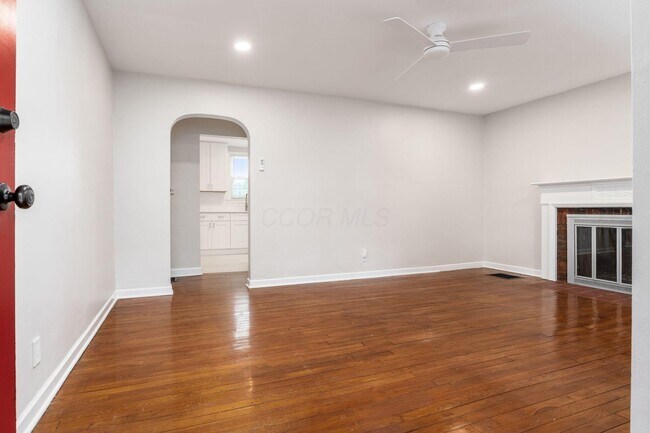 Building Photo - 884 S Chesterfield Rd