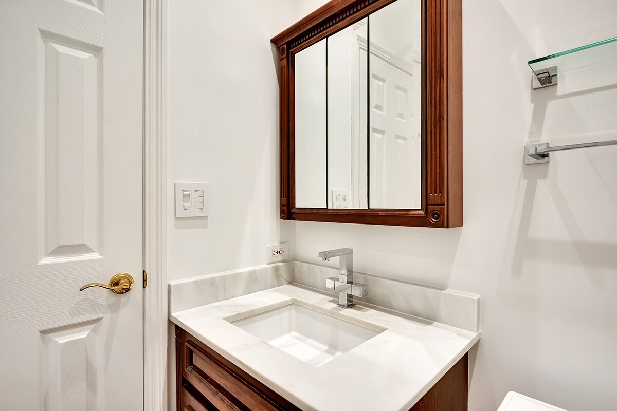 Hall Bath 4 - 1228 N Dearborn St