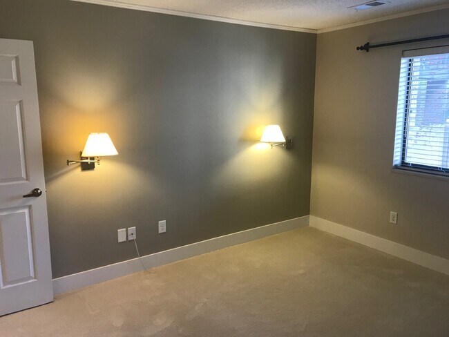 Building Photo - Updated 2 bed 2 bath Plus Office (Or Third...