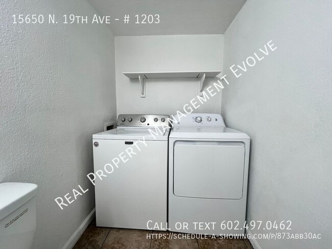 Building Photo - Phoenix Townhome is Move-in Ready! MOVE-IN...