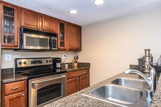 Building Photo - RB 1 Br 1 Bath Granite Kitchen Luxury Condo $2400 Avail July 1st