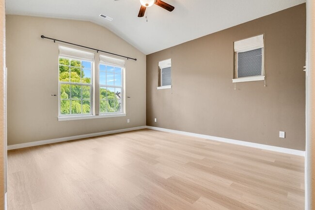 Building Photo - Beautiful 3 bed, 2.5 bath rental home in O...
