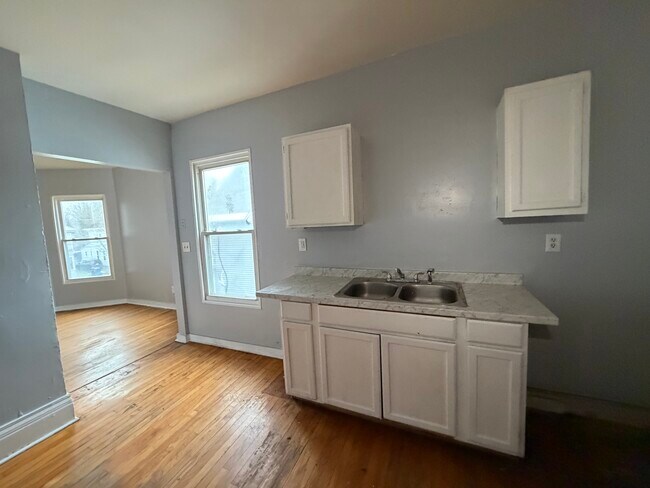 Building Photo - 227 Kellogg St