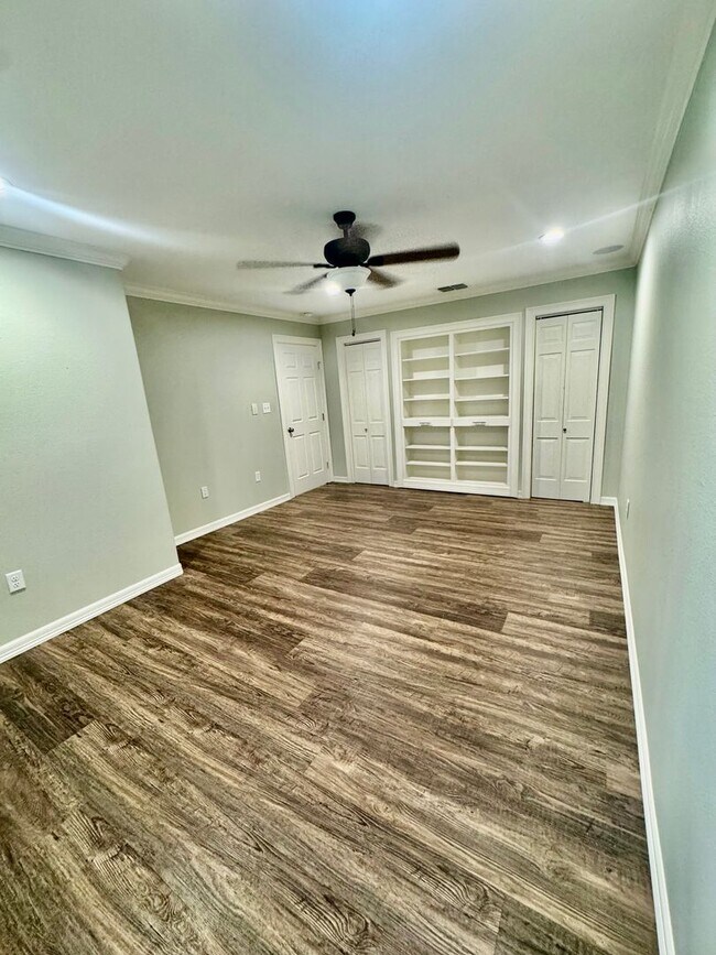 Building Photo - Elegant Estate in the Country Club Setting-Mother in law suite