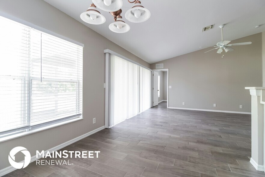 Building Photo - 3010 SW 11th Pl