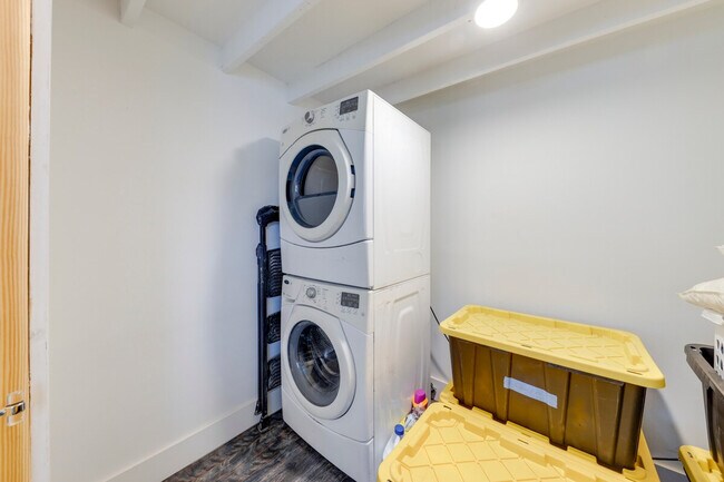 Building Photo - 394 Burton Dr