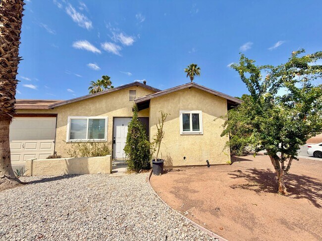 Building Photo - AVAILABLE NOW!! 2 Bedroom 1 Bathroom Apartment in Cathedral City!