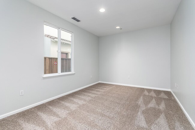 Building Photo - Start the New Years in this spacious home ...