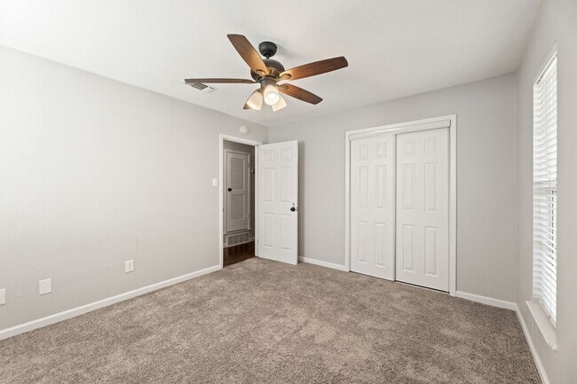 Building Photo - 8009 Northbrook Dr