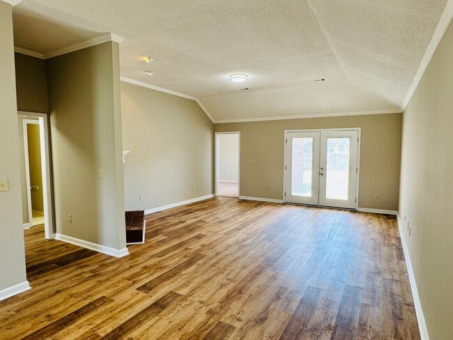 Building Photo - Charming 3-Bedroom Home on a Spacious Corn...