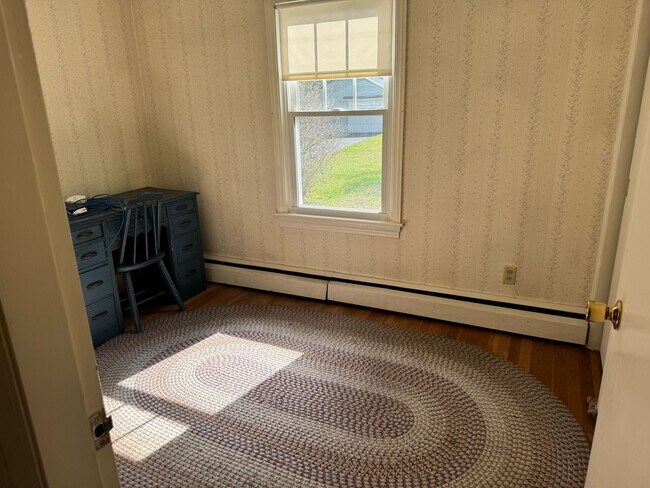 Building Photo - 5 Bedroom 2 Bathroom Home in Idyllic Neighborhood