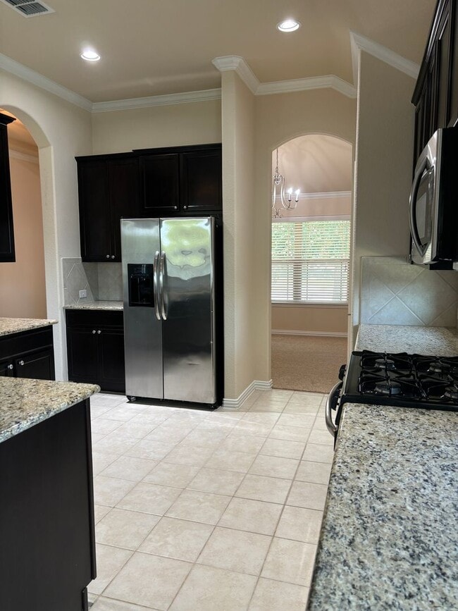 Building Photo - 3/2/2 Ready to Go! Located on the greenbelt!