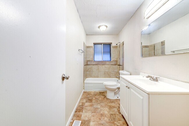 Building Photo - Charming 3-Bedroom Ranch Home in Hazelwood School District