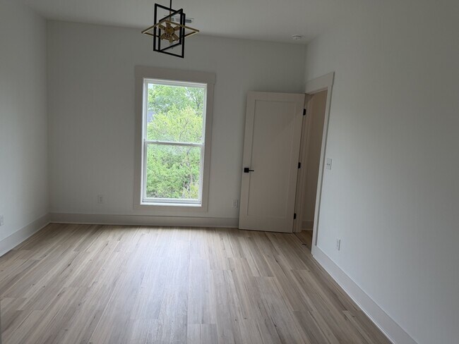 Building Photo - 105 Hart Ln