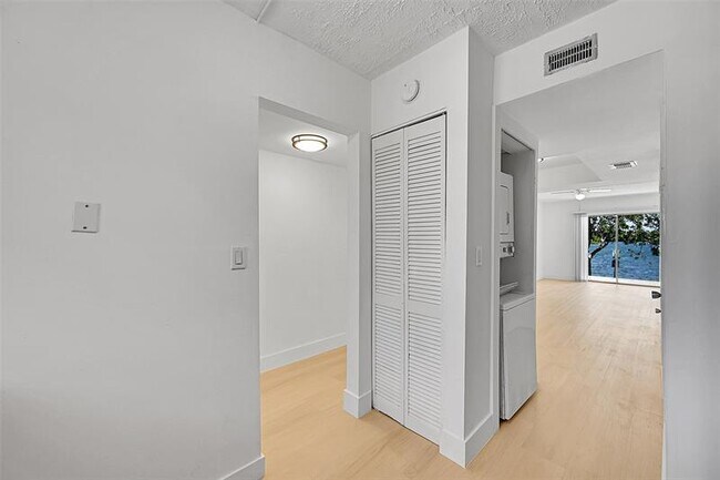 Building Photo - 4122 SW 61st Ave