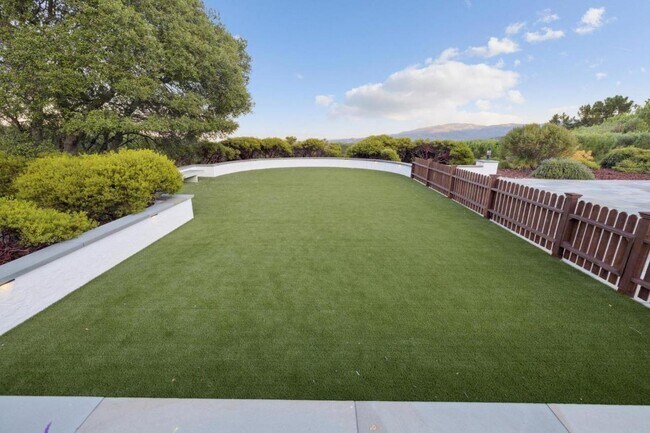 Building Photo - 6 Friars Ln