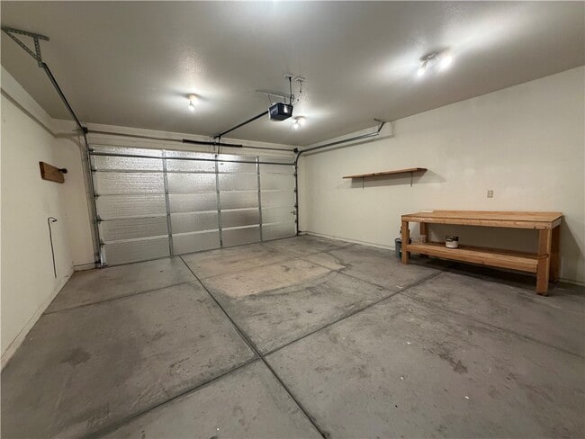 Building Photo - 1903 E La Entrada Pl