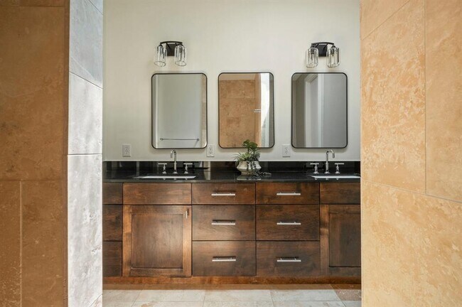 Building Photo - 2017 Kinney Ave