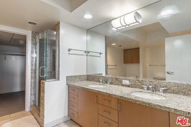 Building Photo - 13700 Marina Pointe Dr