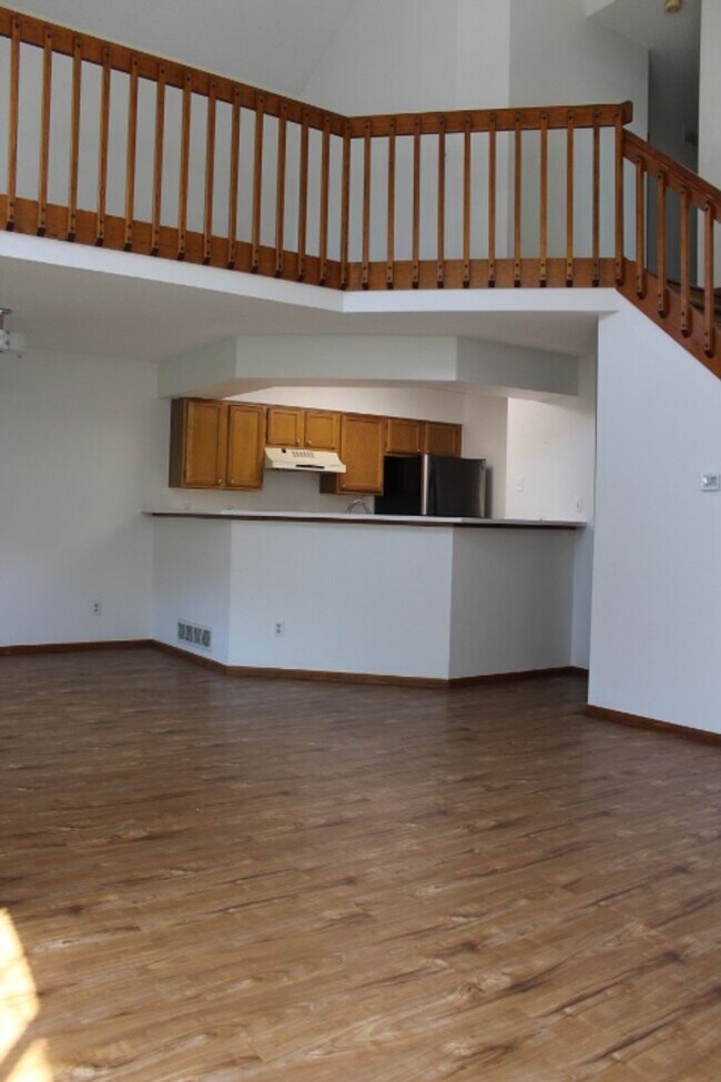 Building Photo - Gorgeous 2 Story End Unit in Lakewood!
