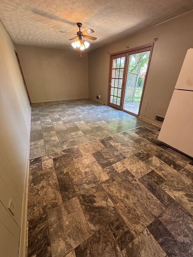 Building Photo - 400 7th Ave NE