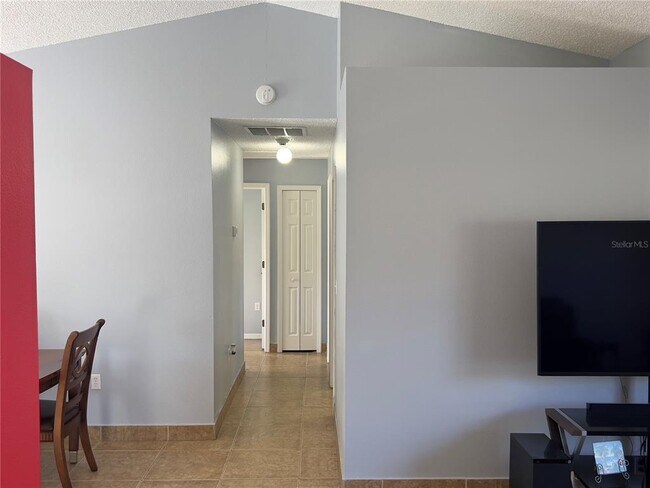 Building Photo - 825 Charles Ave