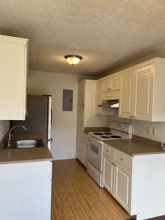 Building Photo - Charming Townhouse-2Bedrooms, 1Bathroom, 2...