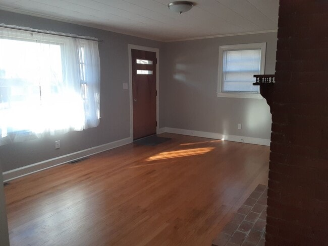Building Photo - Charming 3 Bed, 1 Bath Brick Home – $1550/...