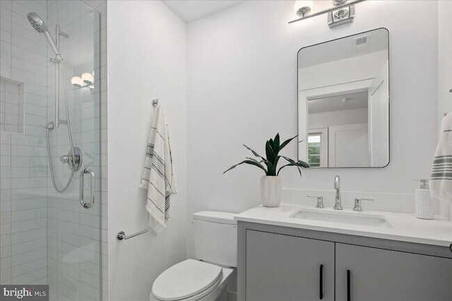 Building Photo - 911 N Irving St