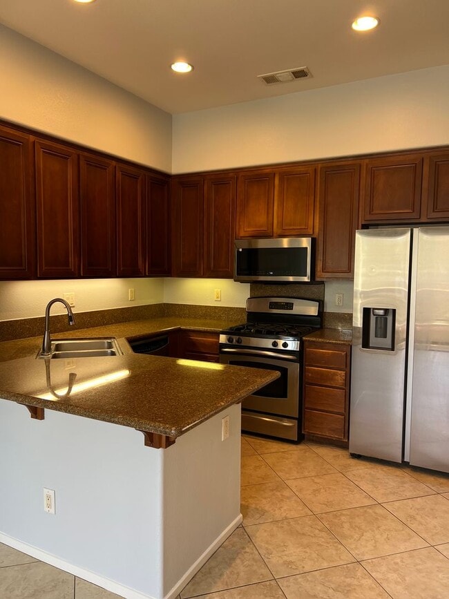 Building Photo - 2-bed 2.5 bath townhome in Corte Bella of ...