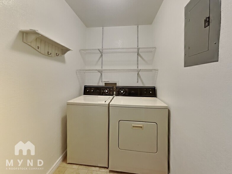 Building Photo - 7885 Barbara Ann Dr